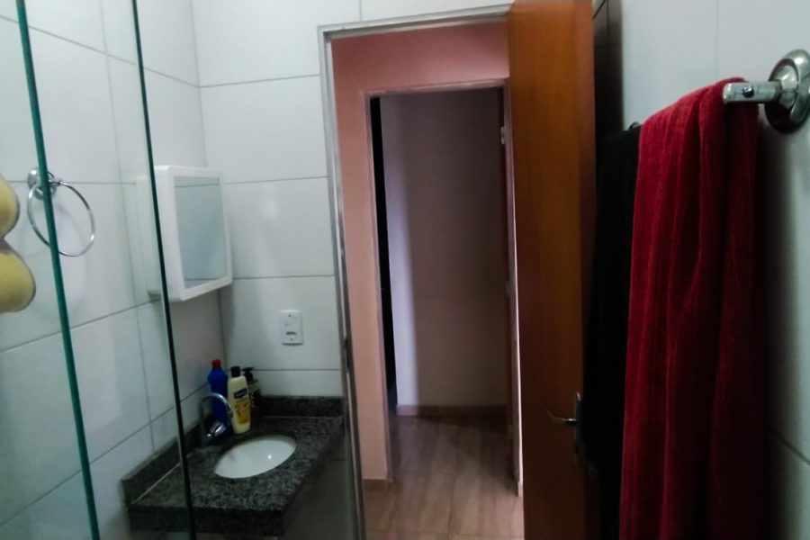 Apartamento residencial de dois quartos em ótima localização próximo ao centro da cidade de Capim Branco. Os imóveis possuem um bom acabamento além de um ótimo espaço privativo e garagem. Apartamento privativo sem divisão de paredes com vizinhos e vista maravilhosa! Perfil do imóvel 👉Dois quartos 👉Área privativa 👉Sala 👉Cozinha 👉Banheiro 👉Vaga de garagem 👉Banheiro 👉Vista espetacular 👉Lavanderia